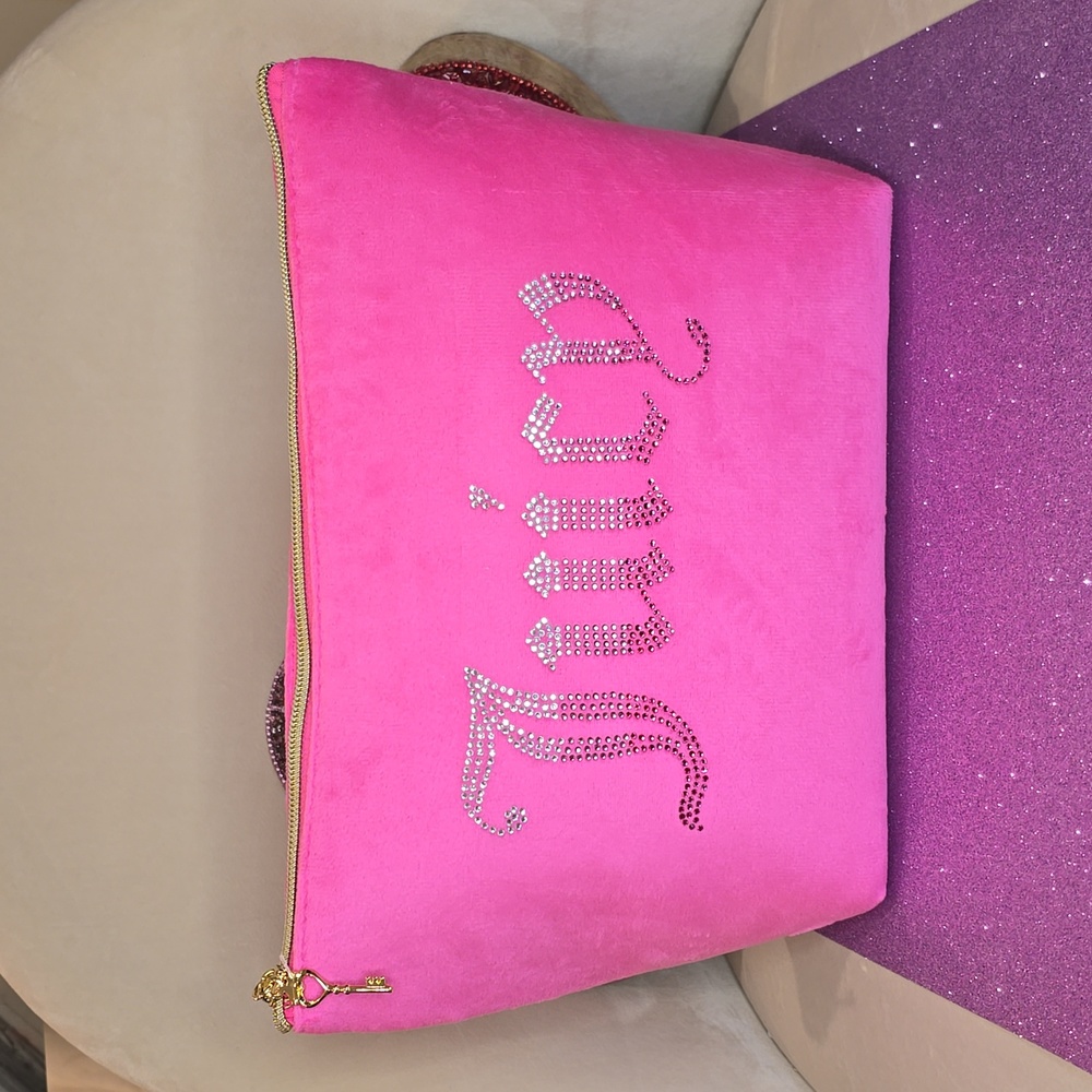 🎉HP🎉Juicy Couture 💖NWOT💖 Beautiful Pink Velvety Large Cosmetic Bag!💖💖💖